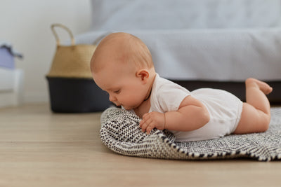When Do Babies Start Holding Their Head Up? (And What to Wear for Tummy Time)
